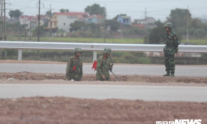Video: Hàng trăm công binh dò mìn dọc tuyến đường Hà Nội - Lạng Sơn trước hội nghị Mỹ - Triều