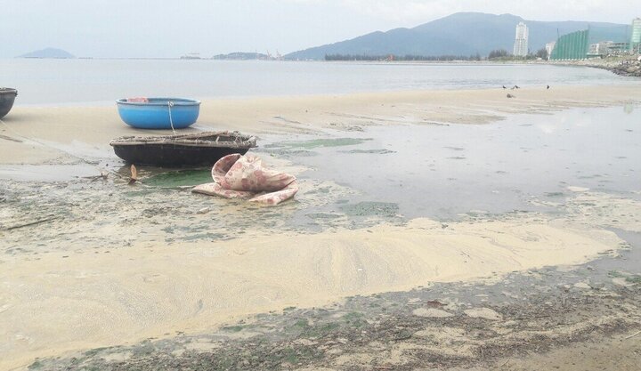 Nước thải sủi bọt vàng, bốc mùi hôi bủa vây bờ biển Đà Nẵng