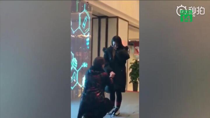 Mẹ quỳ gối cầu hôn bạn gái hộ con trai