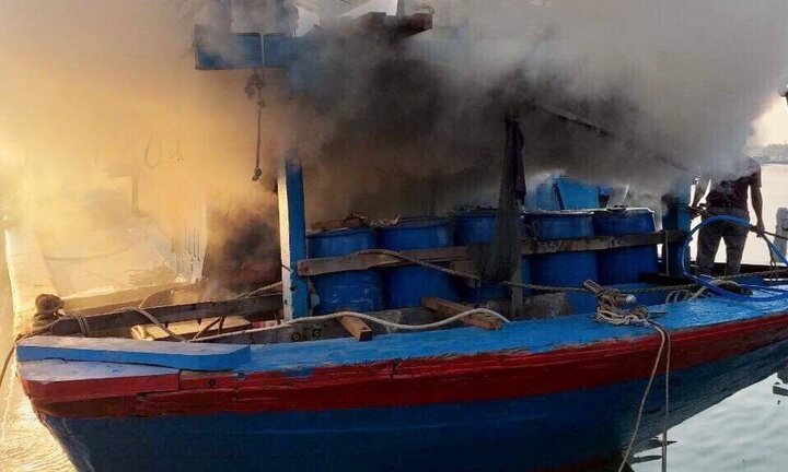 Chuẩn bị nhổ neo, một tàu cá ở Quảng Ngãi bốc cháy dữ dội