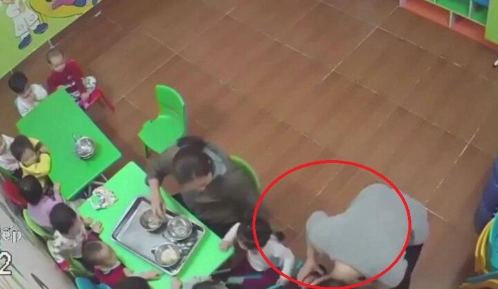 Không chịu ăn, bé mầm non bị cô giáo lôi ra góc lớp tát lia lịa
