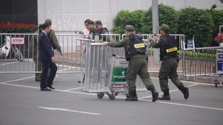 Video: Hàng rào an ninh được thiết lập trước giờ Tổng thống Trump tới Việt Nam