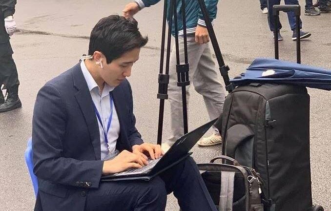 Phóng viên Hàn điển trai không thua kém tài tử điện ảnh khiến dân mạng 'chao đảo'