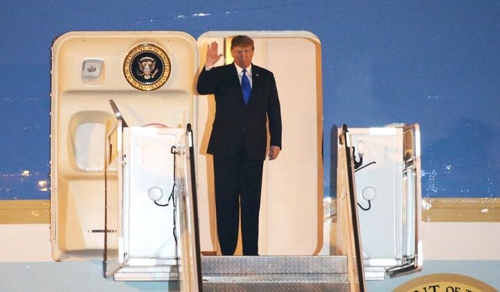 Video: Tổng thống Trump bước xuống chuyên cơ, vẫy tay chào Hà Nội