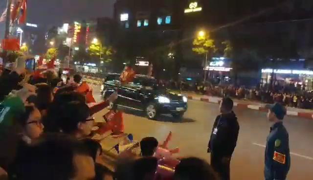 Clip: Người dân Hà Nội đứng kín 2 bên đường, vẫy cờ chào đón đoàn xe Tổng thống Trump