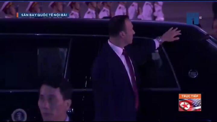 Video: Tổng thống Trump bước lên 'Quái thú', rời sân bay Nội Bài