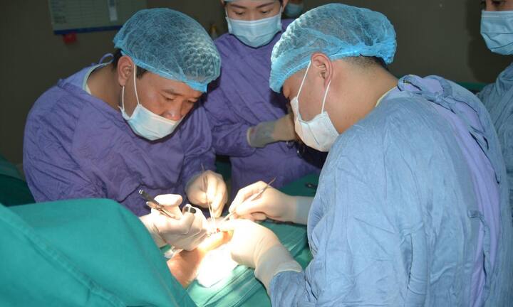 Bé trai 11 tuổi bị biến dạng cẳng tay sau một tháng đắp thuốc nam