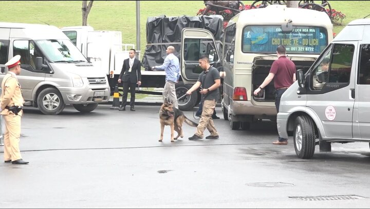 Video: Đặc vụ Mỹ, chó nghiệp vụ kiểm tra mọi ngóc ngách từng xe vào khách sạn Marriott