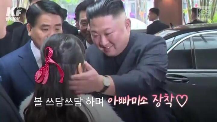 Clip: Ông Kim Jong-un dành cử chỉ đặc biệt cho bé gái tặng hoa ở Hà Nội