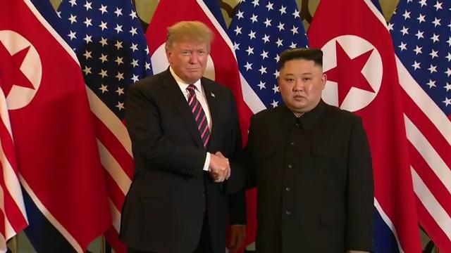 Video: Khoảnh khắc Trump - Kim mỉm cười bắt tay nhau tại Hà Nội