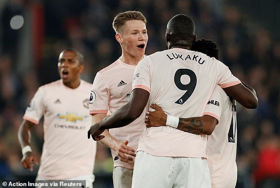 Crystal Palace 1-3 MU: 'Chân gỗ' Lukaku tỏa sáng, MU vượt hiểm địa Selhurst Park