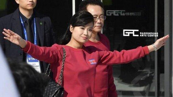 Thần thái đỉnh cao của nữ ca sỹ tháp tùng ông Kim Jong-un