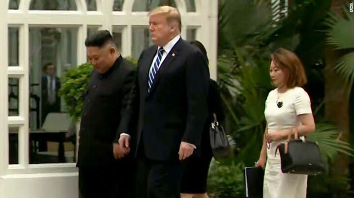 Video: Thời tiết Hà Nội làm thay đổi kế hoạch đi dạo của Trump - Kim