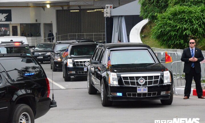 Video: Tổng thống Trump rời khách sạn ra sân bay ngay sau khi kết thúc họp báo