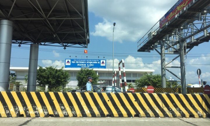 Người dân dựng lán trại, kiểm soát phương tiện xe tại Trạm BOT Ninh Lộc