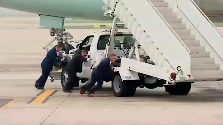 Clip: Đặc vụ Mỹ hợp sức đẩy xe thang chết máy rời khỏi chuyên cơ chở Tổng thống Trump