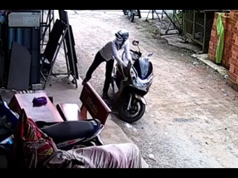 Nhặt được chìa khóa, nữ hiệu trưởng dắt luôn xe máy của giáo viên đi cầm