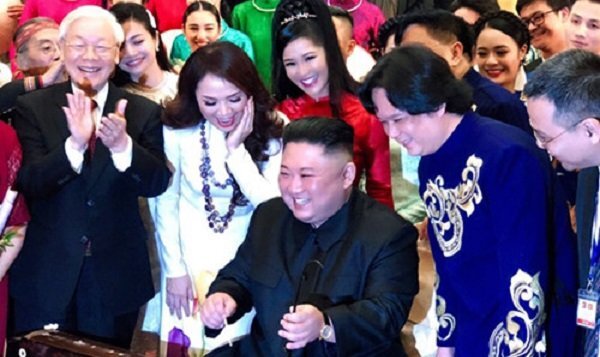 Chủ tịch Kim Jong-un hào hứng thử chơi đàn bầu