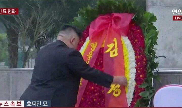 Video: Chủ tịch Triều Tiên Kim Jong-un tự tay chỉnh vòng hoa tại Đài tưởng niệm liệt sỹ