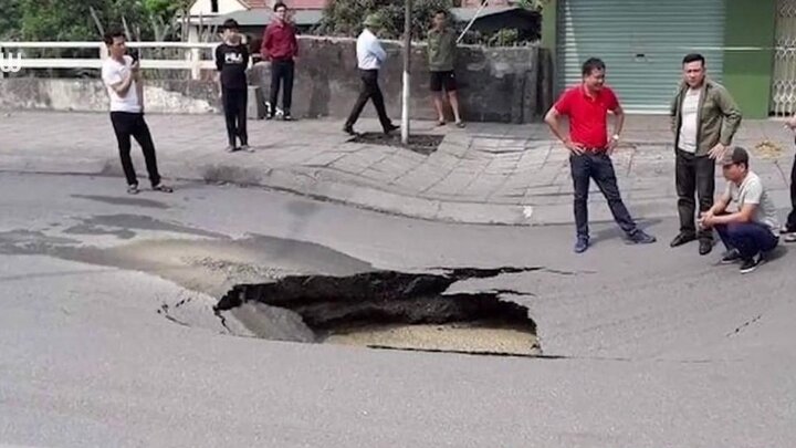 Clip: Đổ bê tông vào hố tử thần sâu gần 1 m trên quốc lộ ở Quảng Ninh