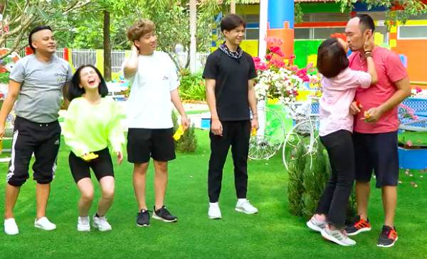 Thu Trang tình tứ hôn Tiến Luật, khẳng định chồng là người đẹp trai nhất