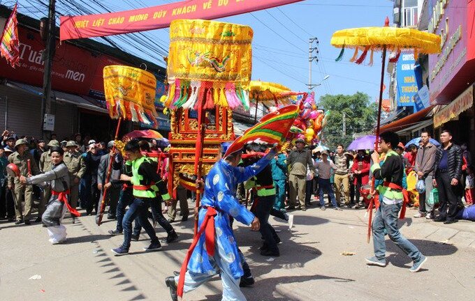 Video: 20 trai tráng khiêng ‘kiệu bay’ ở lễ hội đền Kỳ Cùng - Tả Phủ Lạng Sơn