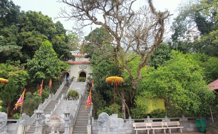 Những vật báu không được xem và lịch sử nước Việt trong ngôi đền thần bí ở núi Tản