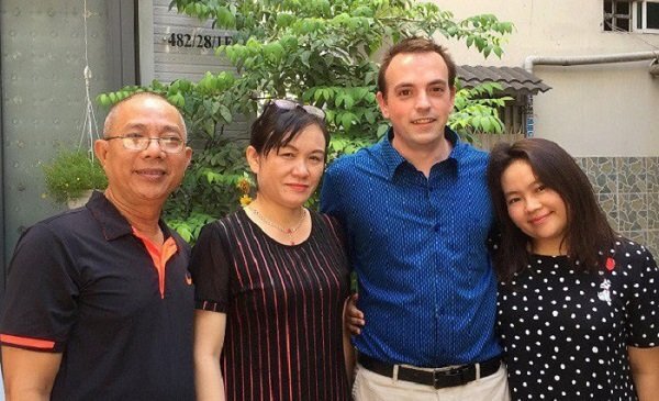 Trung Dân rơi nước mắt khi con gái đi dọn phòng khách sạn, rửa chén kiếm tiền
