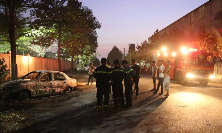 Đang tập lái, tài xế tông xe vào đống rác cháy trơ khung