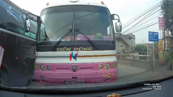 Clip: Xe khách ngông nghênh vượt lấn làn, bị ô tô con dạy bài học nhớ đời