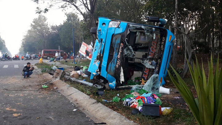 Hiện trường tan hoang sau vụ va chạm giữa xe khách và xe tải ở Bình Dương