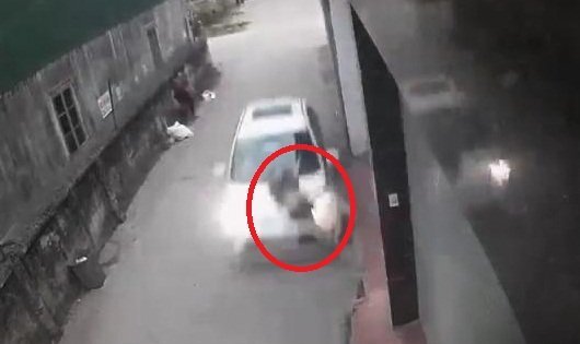 Clip: Taxi 'điên' vọt ga, hất tung cô gái đi bộ trong ngõ