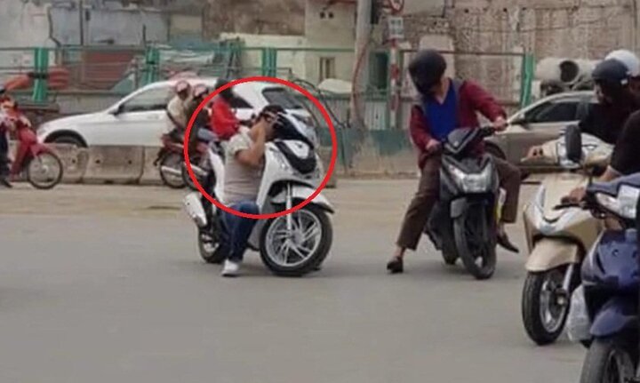 Bi hài đàn ông nhậu say, dựng xe SH ngủ ngay giữa đường