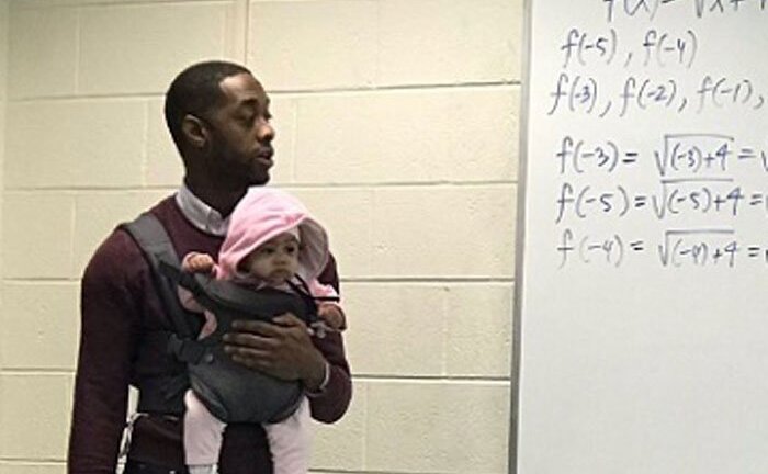 Giáo sư đại học ở Mỹ vừa bế con hộ sinh viên vừa giảng bài