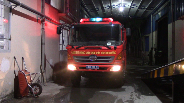 Nhà xưởng công ty dệt rộng hàng ngàn m2 bốc cháy dữ dội