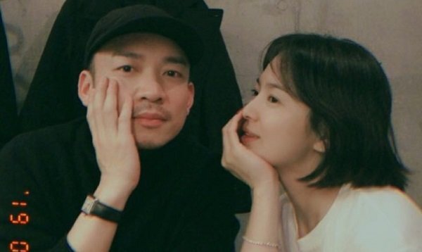 Giữa tin đồn ly hôn, Song Hye Kyo khoe ảnh bên người đàn ông lạ mặt