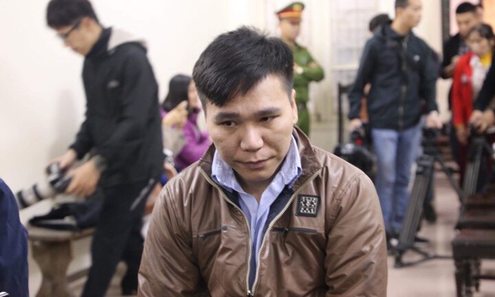 Xét xử ca sĩ Châu Việt Cường: 'Bị cáo chưa nghe nói ăn tỏi không tốt, tỏi có thể trừ tà bị cáo ăn rất nhiều'