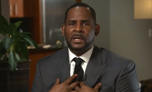 R. Kelly la hét, khóc nức nở khi nhắc đến cáo buộc quấy rối