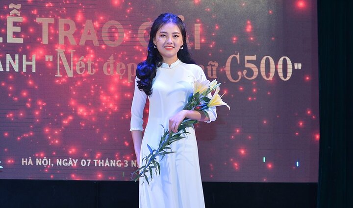 Nữ chiến sỹ công an duyên dáng trong trang phục áo dài tự tin trình diễn thời trang