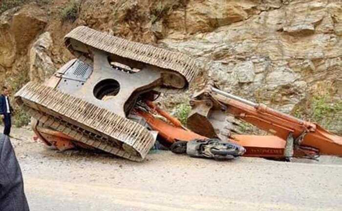 Máy xúc rơi từ thùng xe tải đè chết người đi đường ở Thanh Hóa