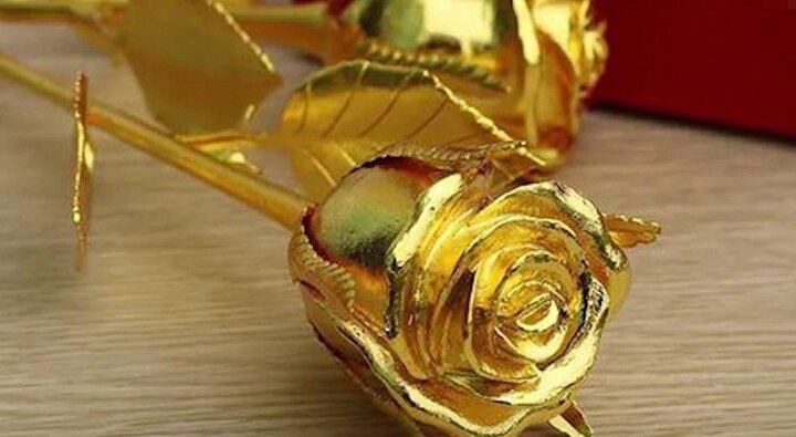 Quà 8/3 sang chảnh: Hoa hồng vàng đính kim cương giá 250 triệu đồng