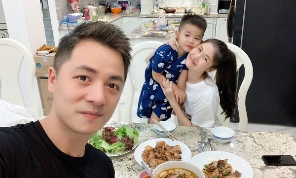 Đăng Khôi cùng 2 con trai vào bếp nấu cơm cho Thủy Anh mừng 8/3