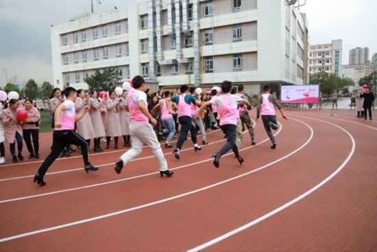 Thầy giáo thi chạy với giày cao gót 8cm nhân dịp 8/3