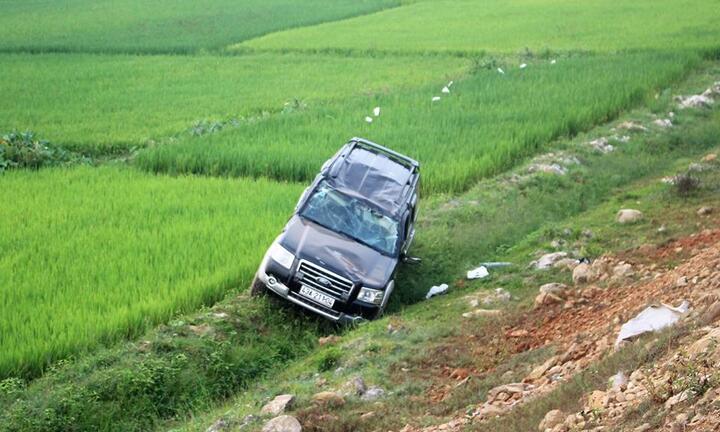 Ô tô lao thẳng xuống ruộng ở Quảng Nam
