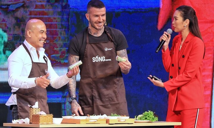Ảnh: Beckham sút bóng, tập làm gỏi cuốn ở TP HCM