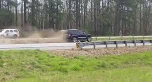 Video: Ô tô lao vào dải phân cách đúng lúc đoàn xe Tổng thống Trump đi tới