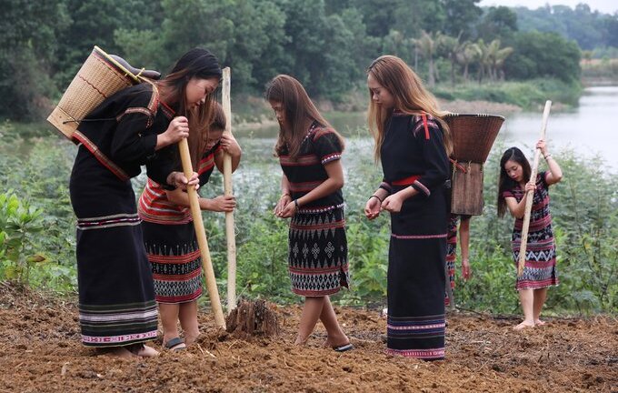 Video: Đồng bào dân tộc miền Trung, Tây Nguyên nhảy múa cầu bội thu trong lễ trỉa hạt