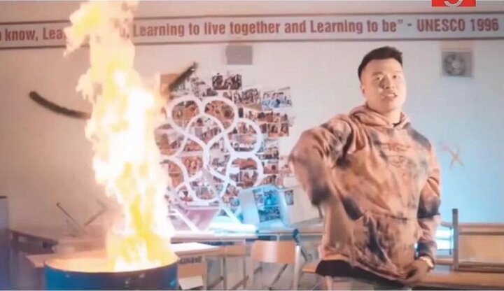 Phẫn nộ nhóm rapper Việt đốt sách học sinh trường Amsterdam để quay MV