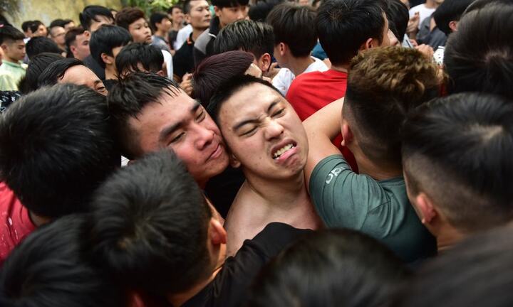 Ảnh: Hàng trăm trai làng tranh nhau cây bông cầu may tại Hà Nội