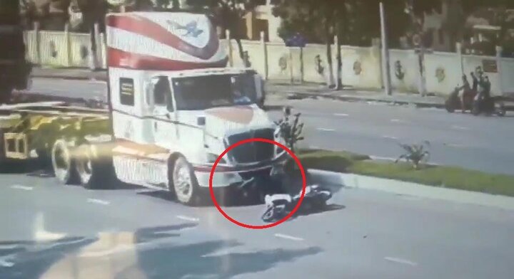 Clip: Xe máy sang đường kiểu cảm tử, thoát chết kỳ diệu dưới gầm container